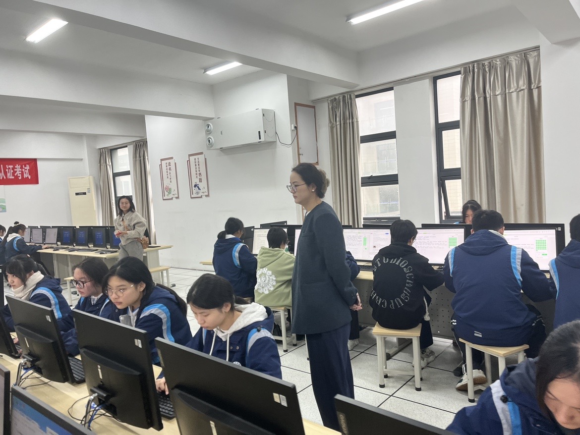 學(xué)校查文婷副院長(zhǎng)巡視考場(chǎng).jpg